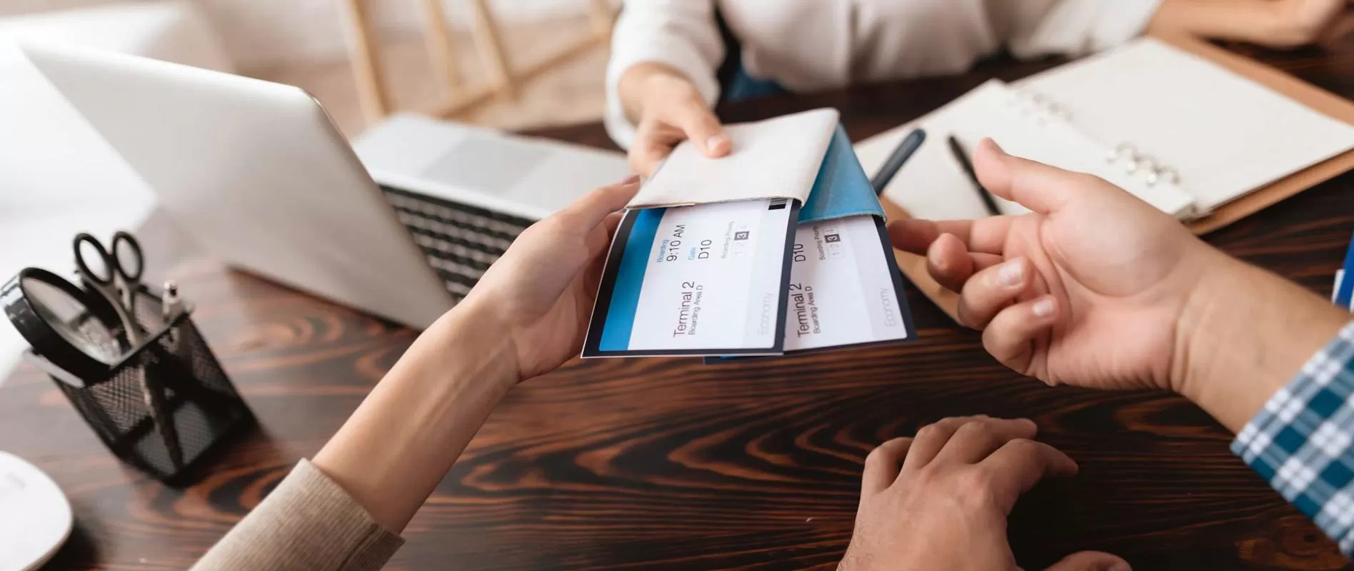 Khi gặp vấn đề tại Nhật, liên hệ ai để được hỗ trợ?